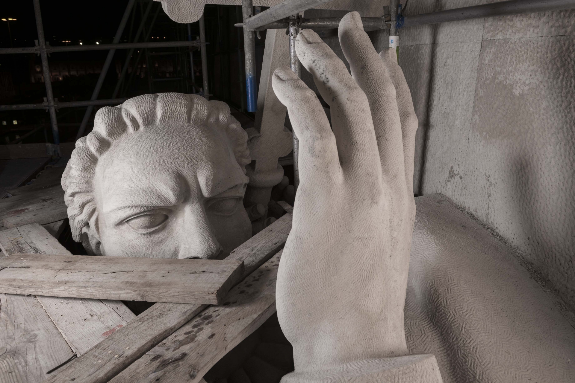 Cabeça e mão da figura de Luis-de-Camões-durante-o restauro do monumento